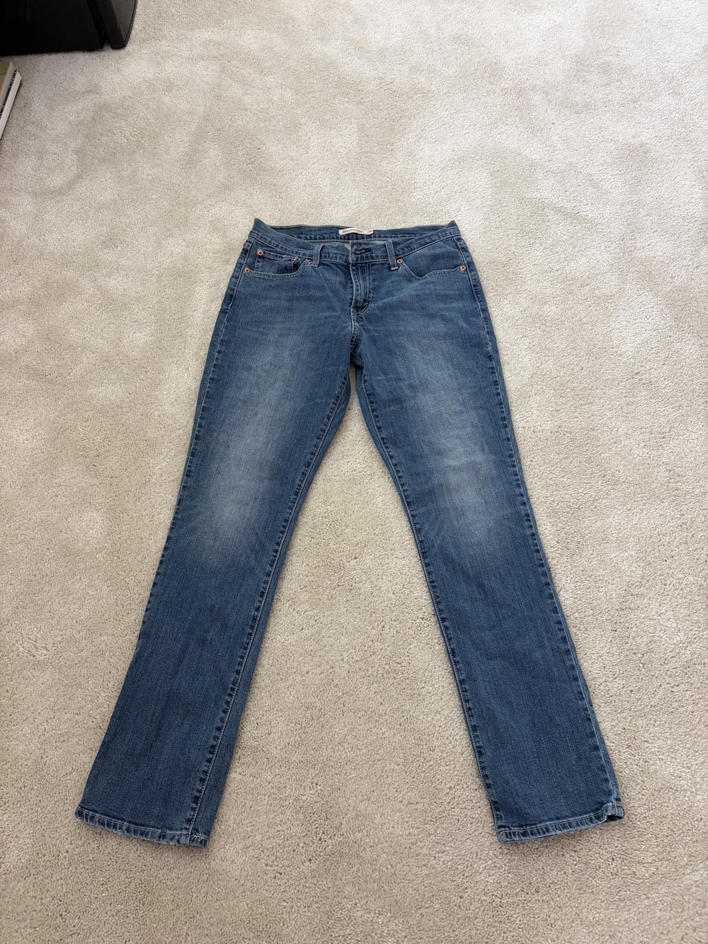 Levi's 414 Women's Relaxed Straight-Leg Jeans in Medium Blue Wash